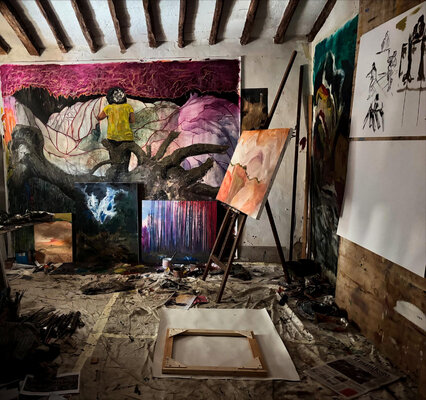 Elidon Mucaj en el estudio: Questa è una foto del mio studio, il mio regno, il mio spazio: caotico, intriso di olio e trementina. Un luogo che mi permette di concentrarmi e di entrare nel flusso creativo.