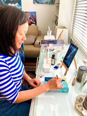 Rita Hsu im Studio: Rita is working on a new painting