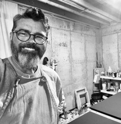 Marshall Williams im Studio: In my studio about to paint on black canvas