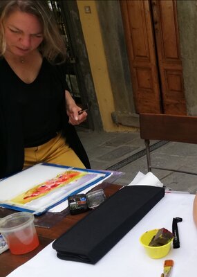 Sabine Blomqvist en el estudio: Dipingo quasi tutti i giorno,  il mio studio è dove mi trovo al momento - all'aperto, in un giardino, in campagna o nel mio studio a casa!