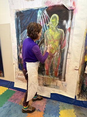 Christiane Caroline Möller in de studio: Im Atelier in Itzehoe. Meine Arbeiten entstehen in Schichtungen und Überlagerungen. Der Prozess bleibt sichtbar – die Figur wird nicht konstruiert, sondern freigelegt.