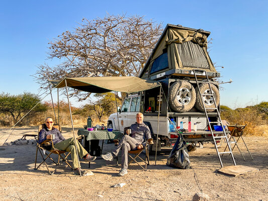 Tom Jacobi im Studio: With my wife Kathi at Kubu Island, Botswana 2022