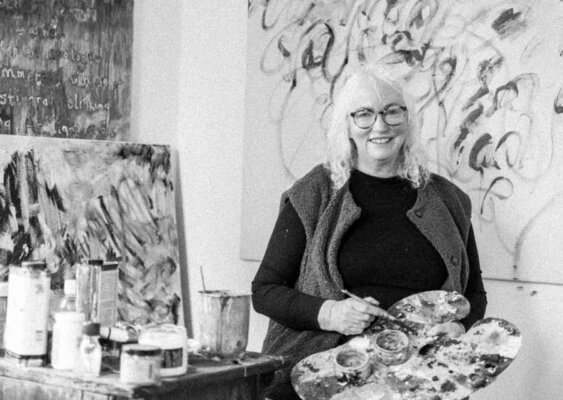 Irene Watson en el estudio: Studio at my house. I have taken over the drawing room, which is huge, but I also really enjoy making visitors feel comfortable so have kept the French chairs so that they can sit and drink tea and chat over the paintings.