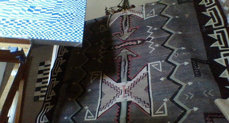 J Fitzpatrick en el estudio: studio shot (with Eye Dazzler blanket) 2026