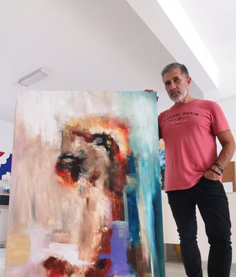 Luís Bastos nello studio: "The Informe" and the artist.