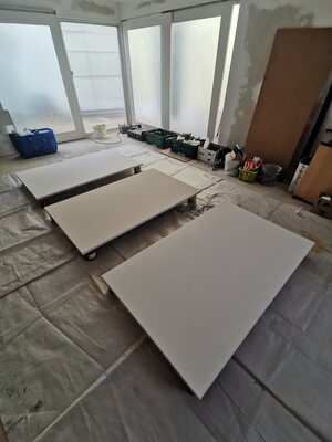 Luís Bastos nello studio: Working in large format.