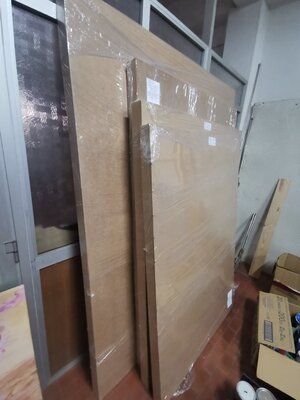 Luís Bastos nello studio: New shipping boxes for a faster delivery.