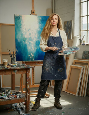 SUSANA MAZZARINO JIMENEZ im Studio: Susana Mazzarino during a studio session, channeling luminous forms through traditional acrylic medium