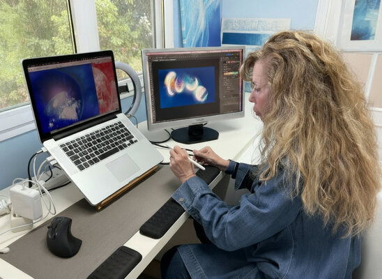 SUSANA MAZZARINO JIMENEZ im Studio: Artist Susana Mazzarino at work with Apple Pencil and iPad, her primary tools for creating luminous digital paintings that explore consciousness and light.