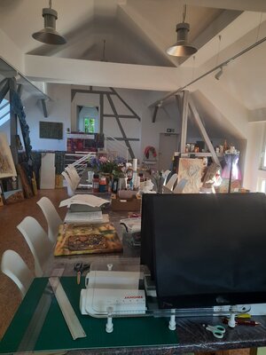 Anke Pradel-Schönknecht nello studio: Die Quiltmaschine wird immer nach der Arbeit ordentlich abgedeckt, da sie sehr teuer ist und ich lange darauf gespart habe.