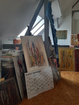 Anke Pradel-Schönknecht nello studio: Aufgrund des Platzmangels stapeln sich meine Bilder und die Leinwände in den Ecken und an den Wänden entlang.....Trotzdem liebe ich es, mit großen Formaten zu arbeiten!