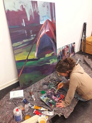 Michaela Schmid en el estudio: Arbeit an meinem Ölgemälde "Parasite I"