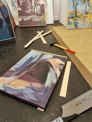 Michaela Schmid en el estudio: Rahmung meiner Gemälde