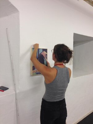 Michaela Schmid en el estudio: Aufbau der Ausstellung "The Artist is still present" im Künstlerhaus Andreasstadel, Regensburg