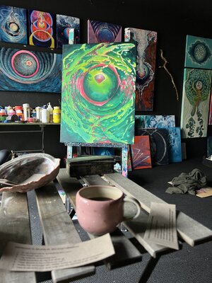 Mattie Rasmussen dans le studio: Here on the sofa in my studio, it’s a good place to sit while I wait for further inspiration in the painting process.