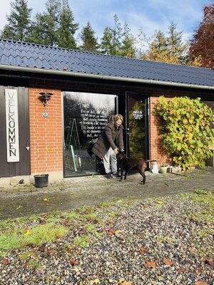 Mattie Rasmussen dans le studio: My studio, which also serves as my experiential gallery, is located here at my home, surrounded by a beautiful forest. There is a sense of peace and silence here that nourishes my soul and supports me in reaching the depths I explore through my paint