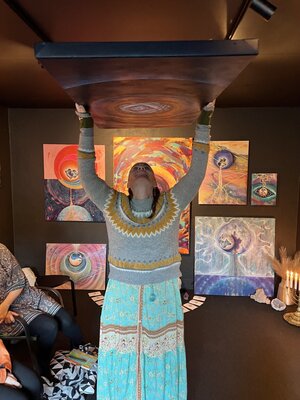 Mattie Rasmussen dans le studio: My studio also functions as an experiential gallery, and visitors are very welcome to explore any paintings they feel drawn to.