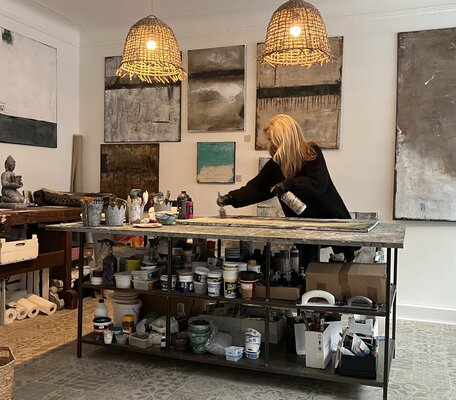 Alexandra Howarde nello studio