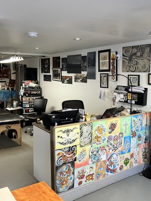 David Coulson dans le studio: The view from the reception area of my booth.  Most of these tattoo designs,  I have drawn.