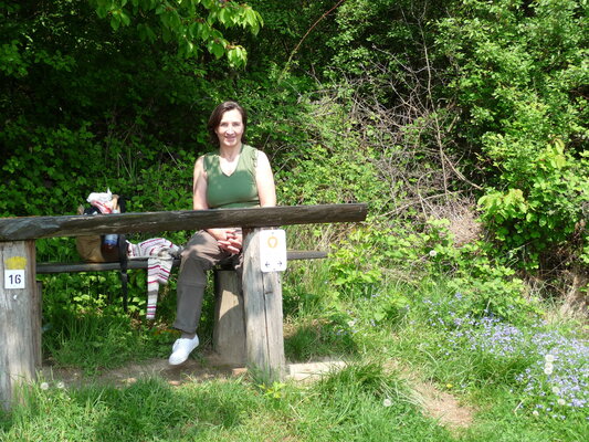 Gudrun Lydia Martini in the Studio: Wanderpause im Wald