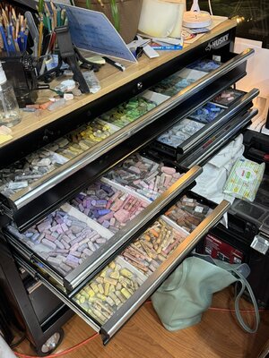 T Kurtz nello studio: A pastelist can never have too many pastels!