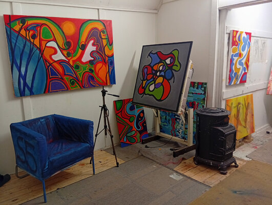 Denis Taylor nello studio: Denis - Studio 5 Sweden - showing work in completion stage.