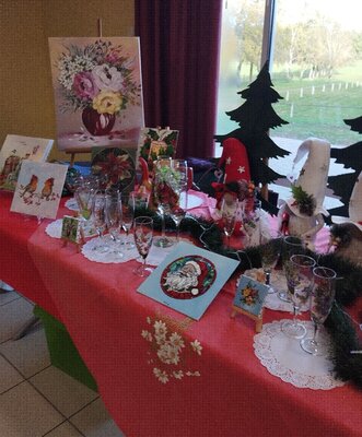 Marie Arnoult in de studio: participation au marché de noel, tout sur le stand a été réalisé par mes soins, petits tableaux,miniatures, verres, et  lutins