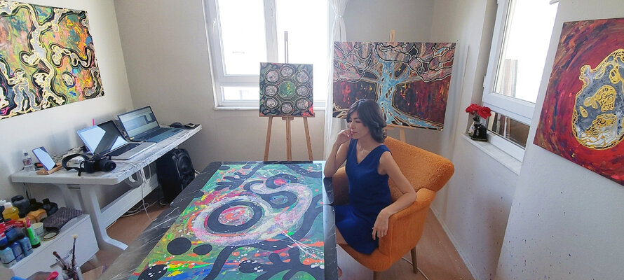 AYA MARRAY en el estudio: My studio is a small room in Antalya, Turkey. The gentle Antalya sun comes softly into the atelier every day. I paint while cherishing each brush, each tube of paint, each tool one by one.