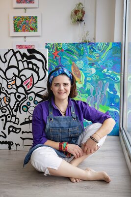 Vera Karina Cannita in de studio: En mi atelier lleno de luz y con mis cuadros en proceso.
