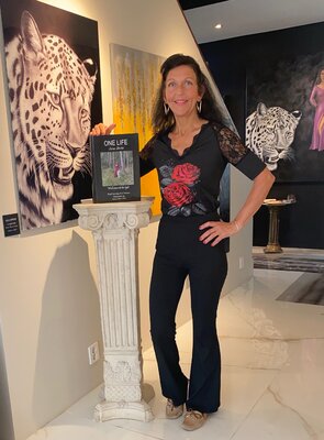 Mariann Haukaas in the Studio: Selling my handwritten book in my gallery !