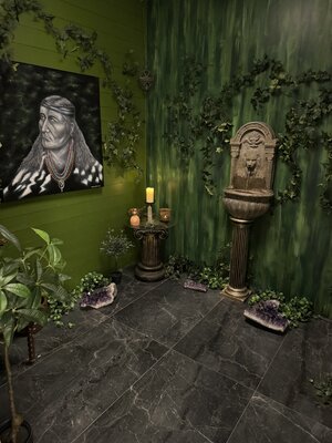 Mariann Haukaas nello studio: In my spiritual room in my gallery