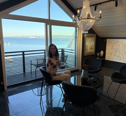Mariann Haukaas nello studio: Always a glass of wine before leaving my gallery