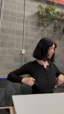 Lauryn O'shaughnessy in de studio