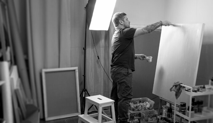 Konstantin Danilov nello studio: working in my cozy Athens studio.