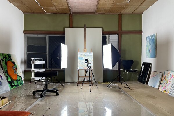 Hirofumi Miyauchi (Andecian) in de studio: Professional-grade photography equipment (Camera: Ricoh GR3)