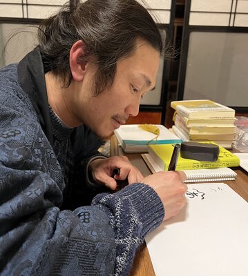 Hirofumi Miyauchi (Andecian) in de studio: Japanese calligraphy practice