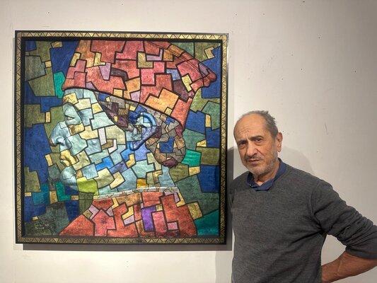 Nunzio Capece in de studio: Capece ritratto con l'opera in bassorilievo ispirato al duca di Urbino di Piero della Francesca, emblema della mostra "Hybrida" al Museo Archeologico di Potenza