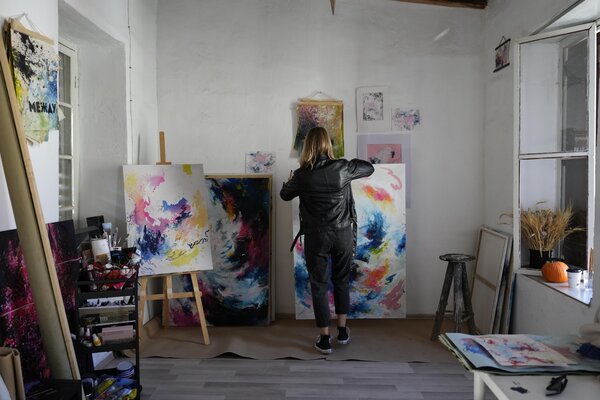 Nataliia Chebarkova im Studio: Mornings often begin with Cypriot coffee and practicing Greek with a local gallerist, while the shared courtyard becomes a meeting place for conversations about art with fellow artists and curators.