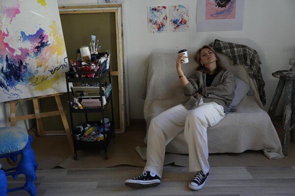 Nataliia Chebarkova im Studio: This environment — intimate, human, and deeply connected to the local creative community — naturally flows into my practice and shapes the atmosphere in which my work is created.