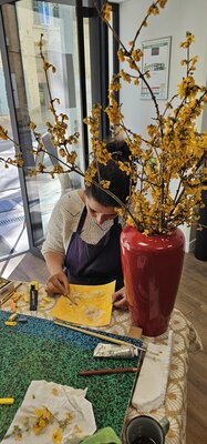 Manon Spina in the Studio: J’ai peint le printemps ☀️ Comme le mimosa, le forsythia borde les routes, les chemins et illumine les jardins d’un feu d’artifice de petites fleurs.