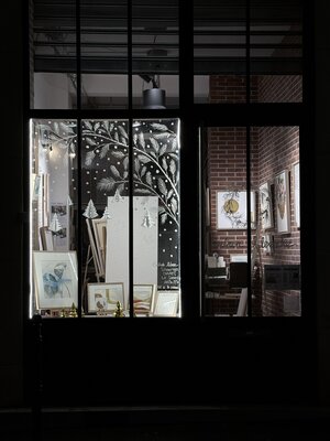 Caitrín Alexandre en el estudio: A chaque saison sa vitrine, un atelier-galerie chaleureux…