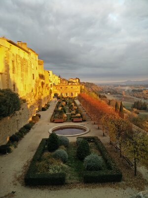 Lucile Travert en el estudio: Atelier Lucile Travert Cour du Château - Lauris sur Durance 84360 FRANCE vue depuis l'atelier