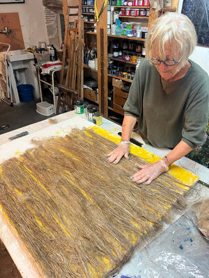 HELENE DAVID-DUBRANA im Studio: Mise en place de fibres de lin peignées sur un châssis,  avant imprégnation par des pigments