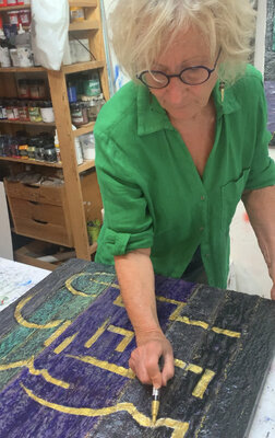 HELENE DAVID-DUBRANA im Studio: Fibres de lin polychromes de la série "Mélodies picturales". L'écriture sinueuse est née de la mélodie contestataire cubaine: PATRIA Y VIDA de @YOSUEL