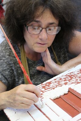 Josée Tellier in de studio: superposition et modelage d'une couche de poussière de marbre