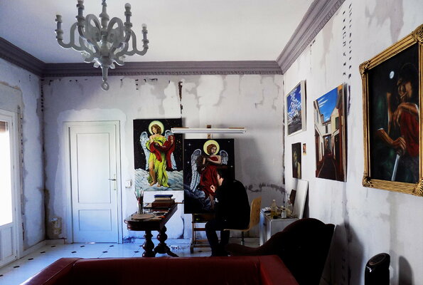 Antonio Fellini im Studio: Antonio Fellini en su estudio, pintando la serie de ángeles.