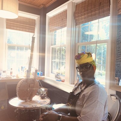 Adowa Sullivan nello studio: Working on a "Kora"