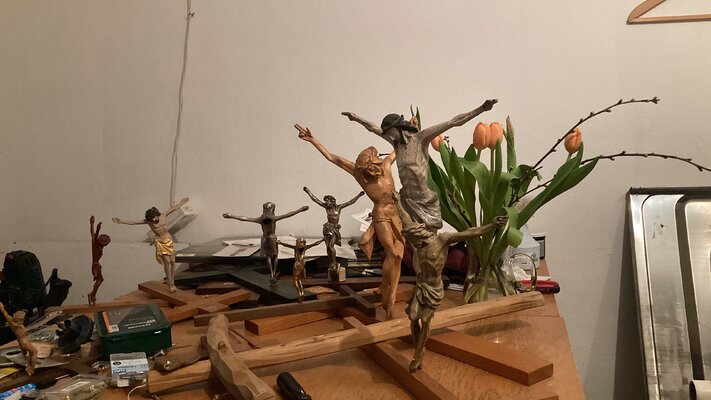 Konstantin Rüchardt in de studio: Mein Schreibtisch heute: Jesus danzing.