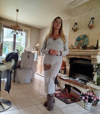 Monika Podsadna nello studio: Dans mon Univers créatif en ce Jour 🙂🩷 Je peux évidemment créer des médaillons sur commande avec vos animaux préférés par exemple ou selon la photo que vous m'aurez envoyé