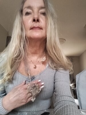 Monika Podsadna nello studio: Avec mon médaillon (en pâte Fimo & dentelle créé récemment)créé récemment